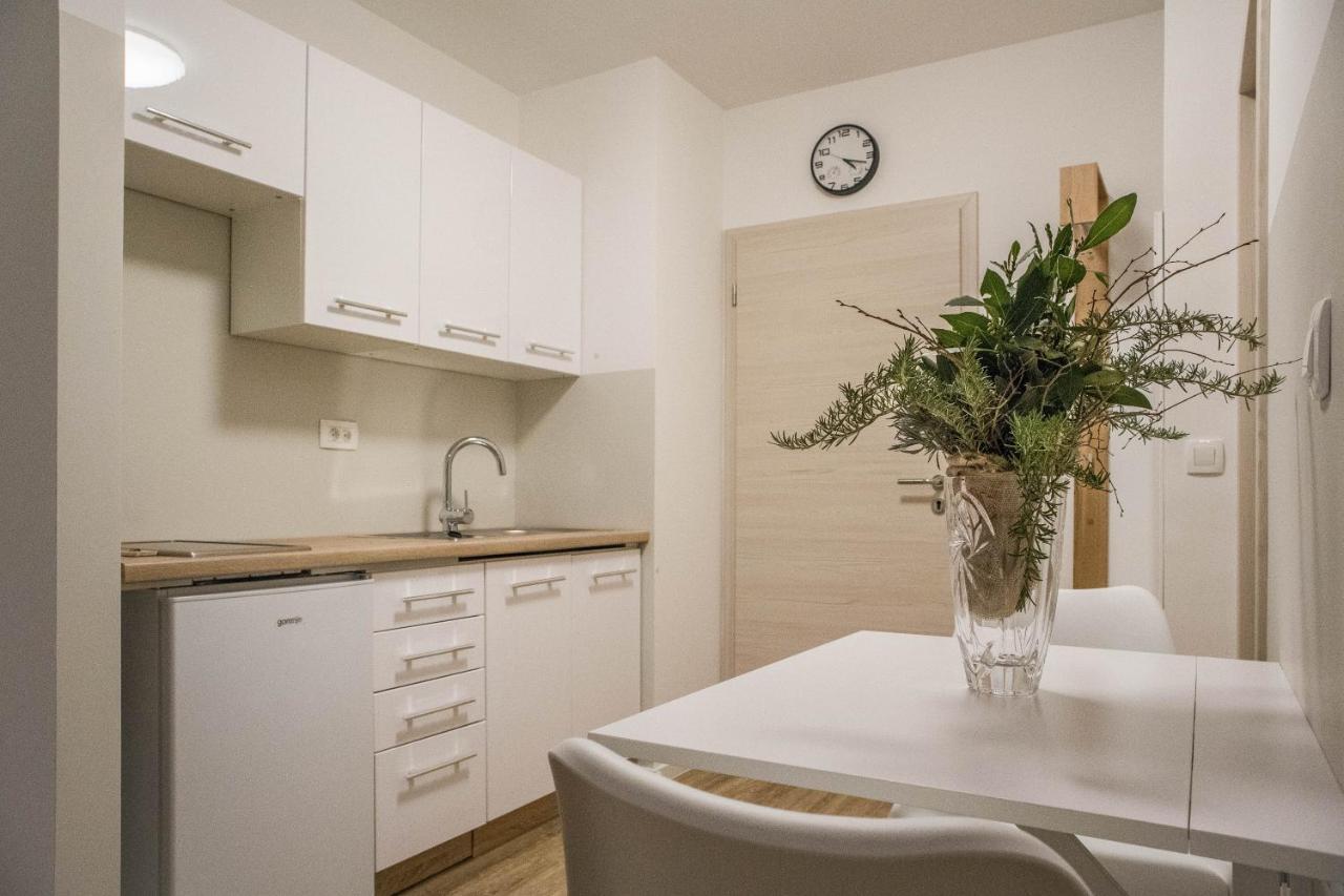 Jantar Apartmaji Ново Место Екстериор снимка