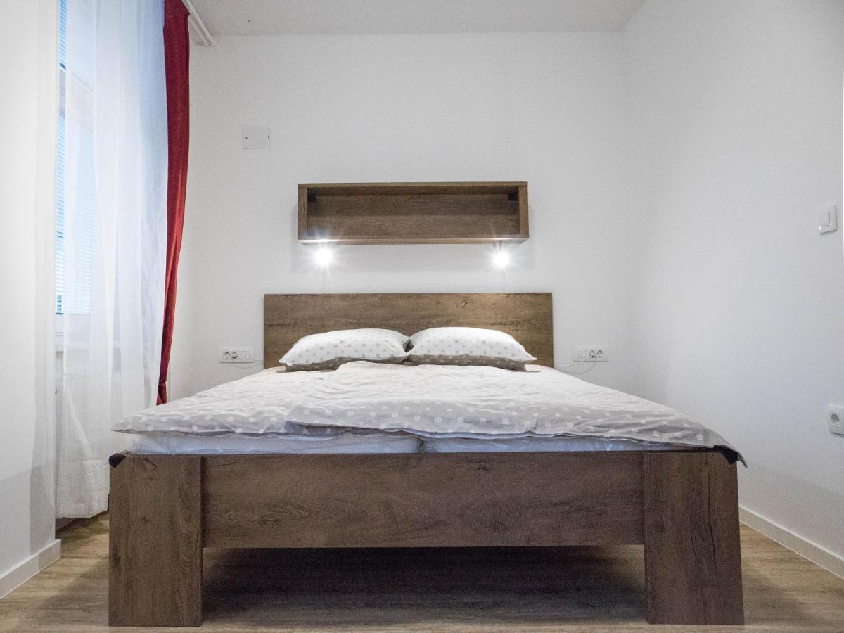 Jantar Apartmaji Ново Место Екстериор снимка