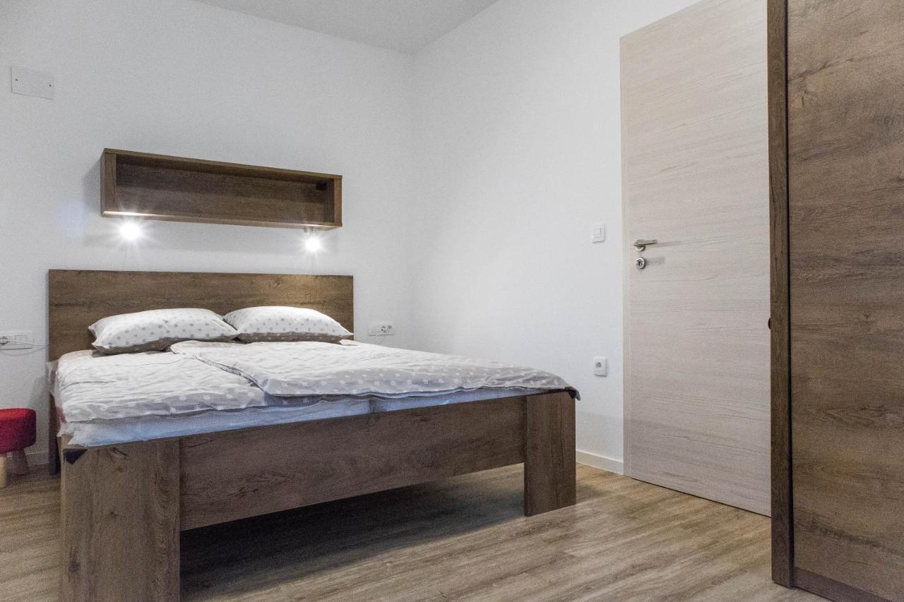 Jantar Apartmaji Ново Место Екстериор снимка