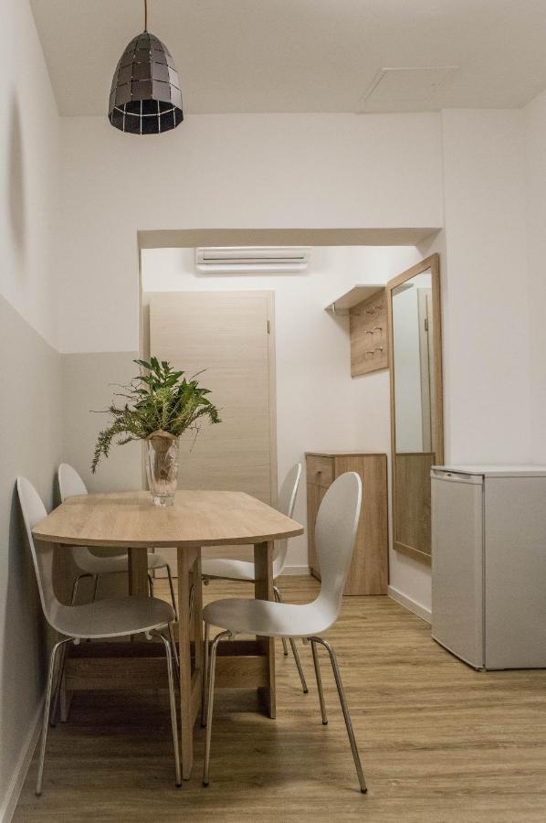 Jantar Apartmaji Ново Место Екстериор снимка